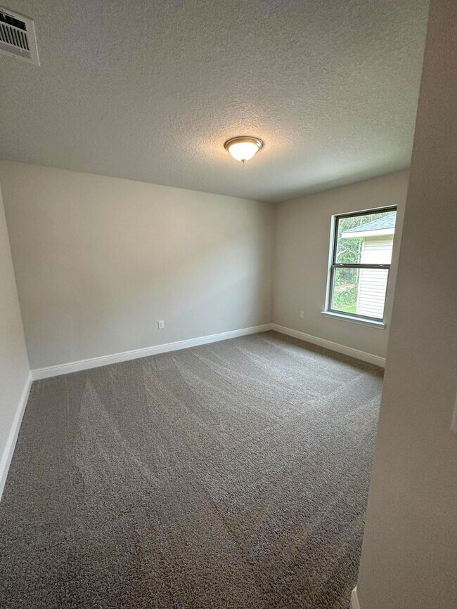 Building Photo - Spacious 5-Bedroom with Community pool in Crestview!