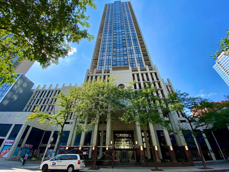 The Elm at Clark Condos - 1122 N Clark St