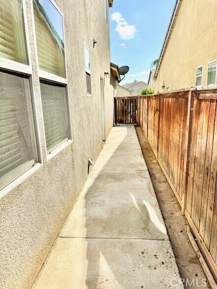 Building Photo - 1562 Cheshire Dr