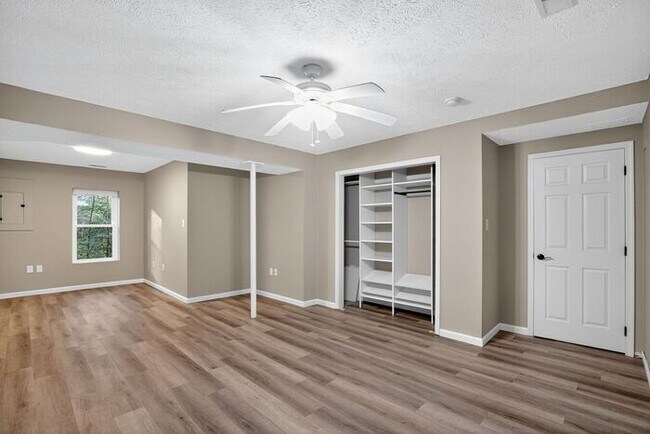 Building Photo - 23259 Laurel Hill Dr