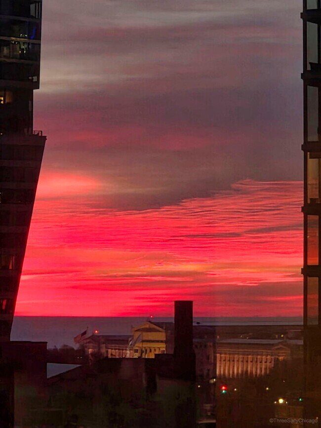 Building Photo - 899 S Plymouth Ct