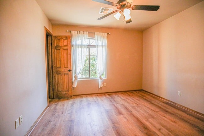 Building Photo - Beautiful 4 Bedroom/2 Bath Home