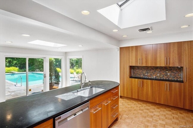 Building Photo - 112 Old Mountain Rd