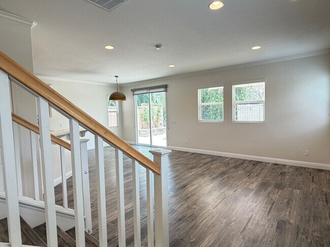 Building Photo - Beautiful Updated 3 bedroom home