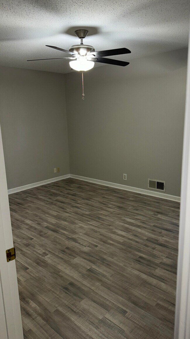 Building Photo - 160 Cotton Road