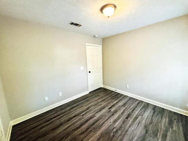Building Photo - 217 Shadow Creek Dr