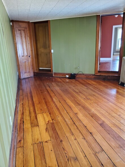 Building Photo - 18 E Main St