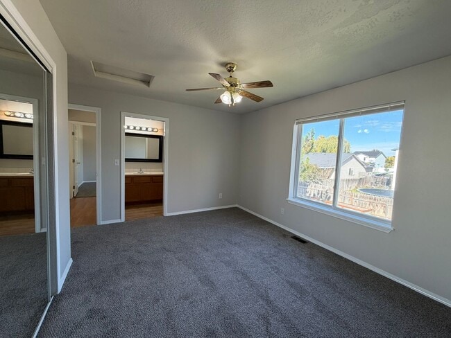 Building Photo - Great 4 bed 2 bath home with RV parking in...