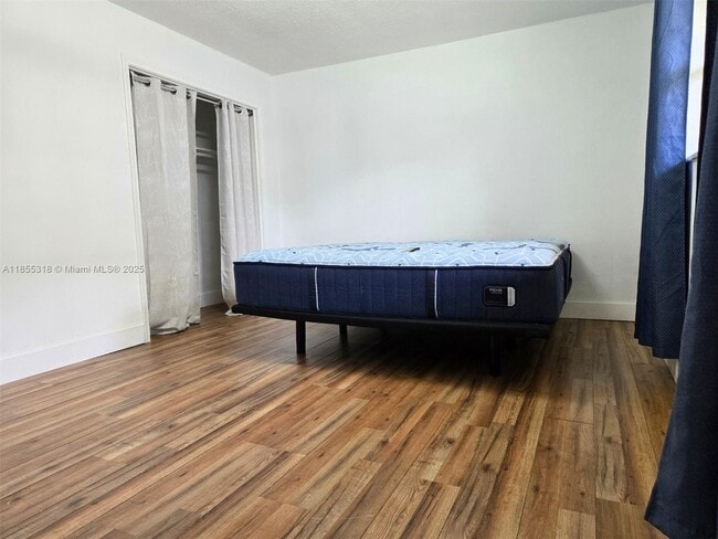 Building Photo - 4101 SW 54th Ct