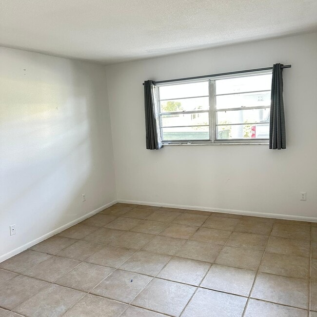 Building Photo - 5600 Beach Way Dr