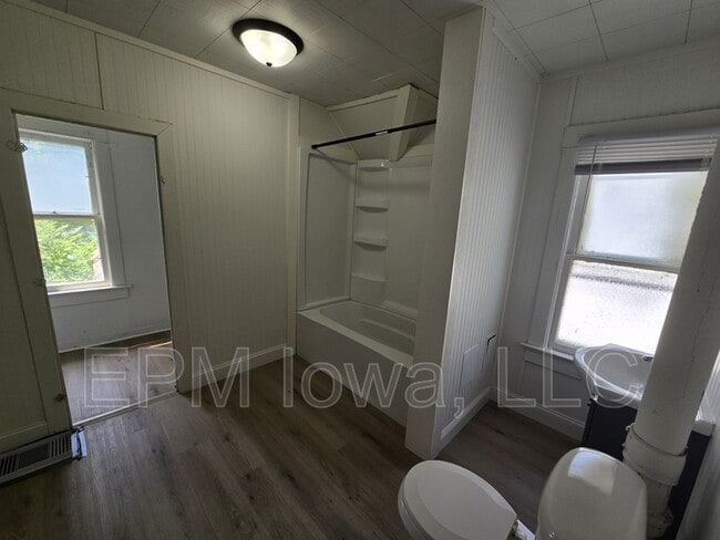 Building Photo - 122 Newell St