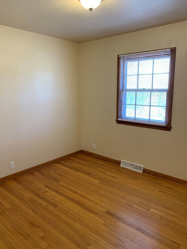 Building Photo - 1205 Scott Dr