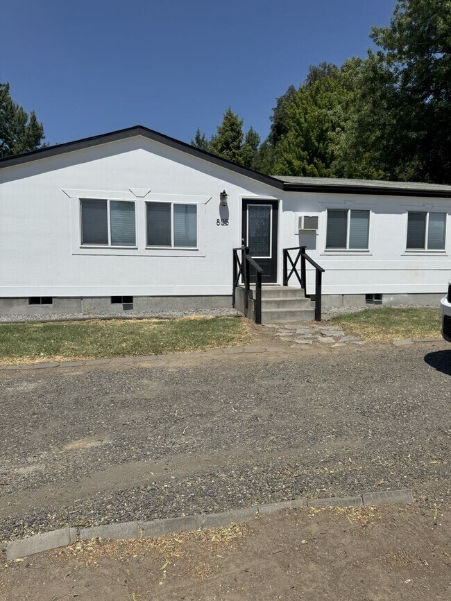 Building Photo - Large Echo home for rent