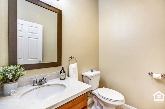 Building Photo - 3BR/2.5BA Townhome Close to the Sonoma Plaza!