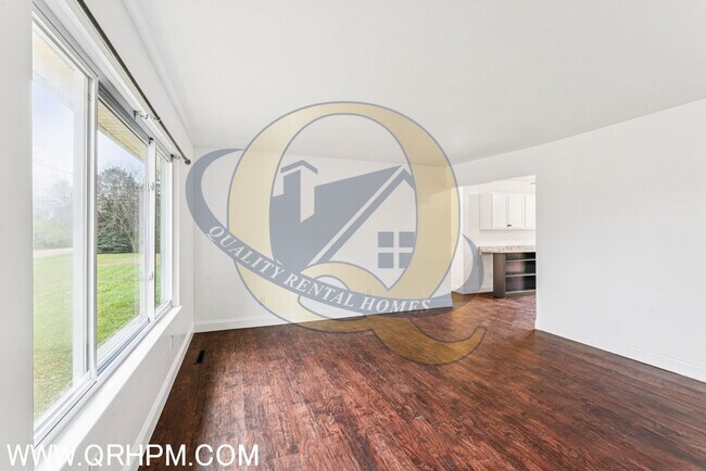 Building Photo - 3 bedroom, 1.5 baths Ranch home with a bas...