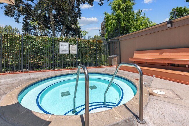 Building Photo - Spacious 3 Bed 2 Bath Townhome in Villa Po...