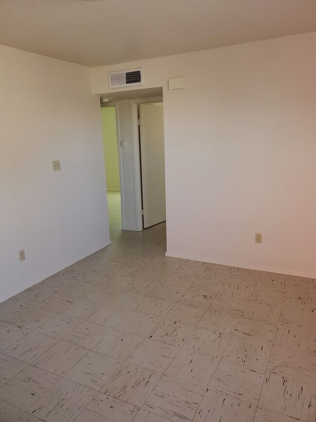 Building Photo - 1102 Van Patten Ave