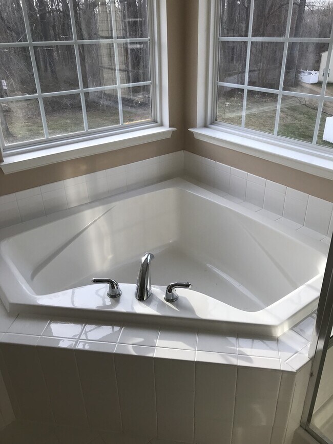Building Photo - *Coming Soon!*  Large end unit town home i...