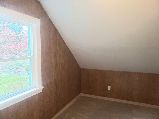 Building Photo - Charming Cottage in Woodburn with Large Yard!