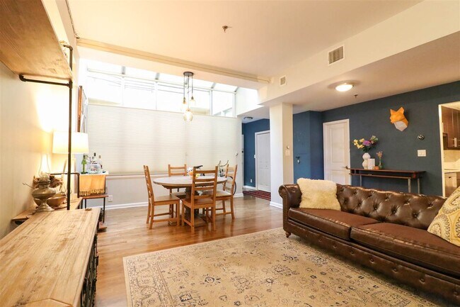 Primary Photo - 357 Varick St