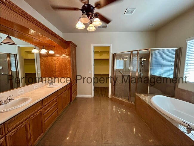 Building Photo - Stunning 4 Bed/ 2 Bath NW Bakersfield Home...
