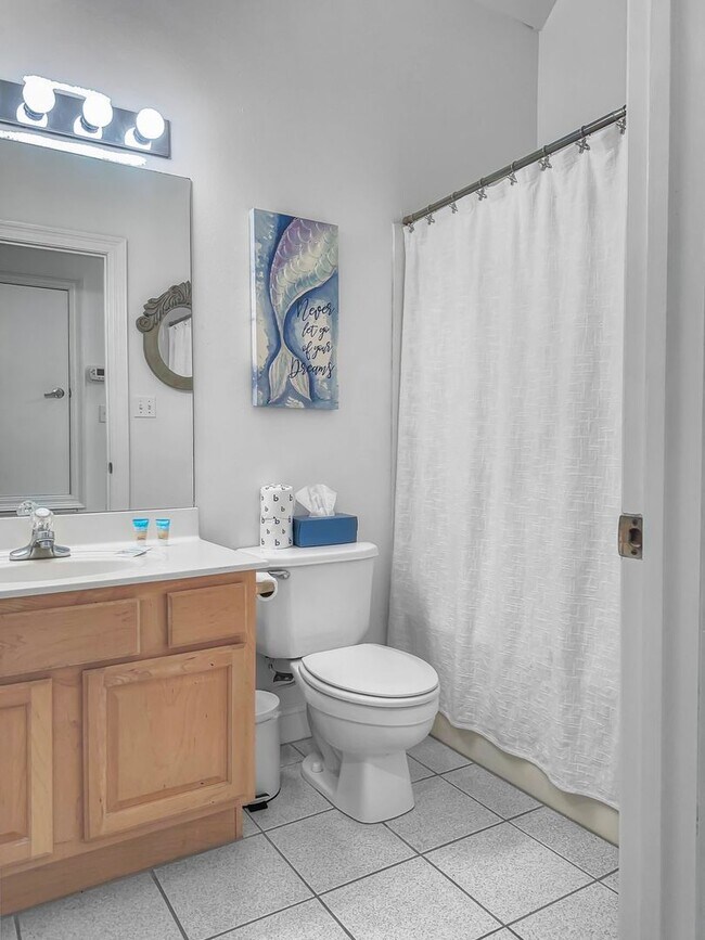 Building Photo - Fully furnished 3-Bedroom in The Plaza of Destin
