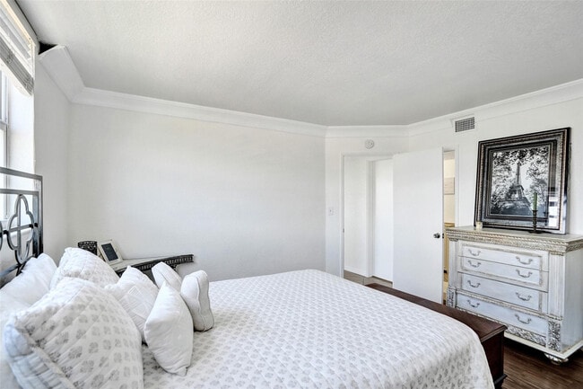 Building Photo - 1051 Hillsboro Mile