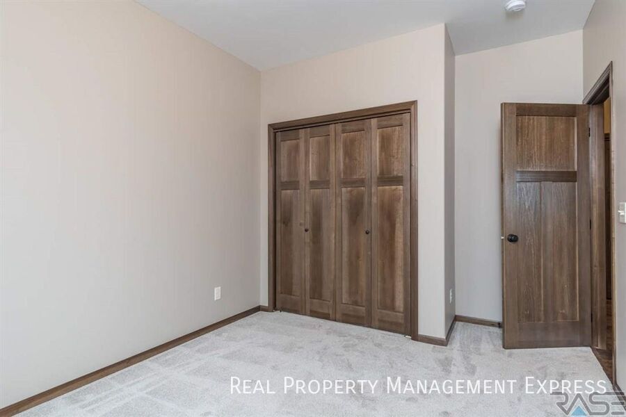 Building Photo - 4 Bedroom 3 Bathroom Home for Rent