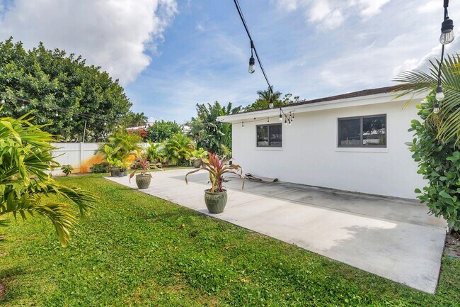 Building Photo - 7700 Pine Tree Ln