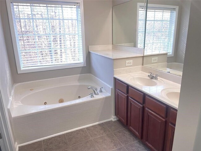 Building Photo - 3352 Chastain Gardens Dr NW