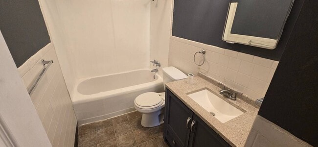 Building Photo - Charming 3-Bedroom Property in Prime Location ( SECTION 8 VOUCHER ACCEPTED )