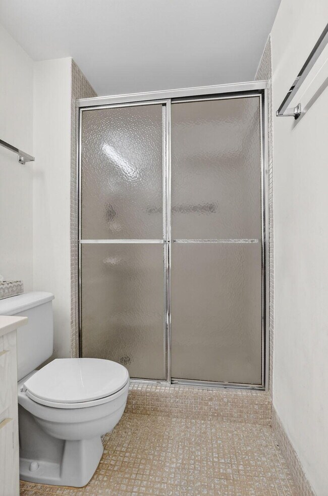 Building Photo - 2035 Ainslie C