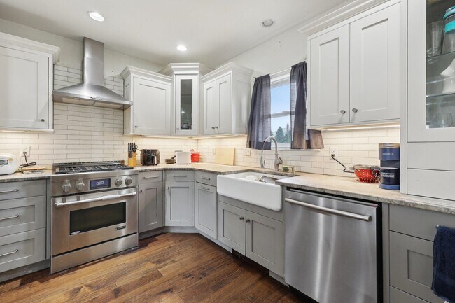 Building Photo - 48 Marinus St