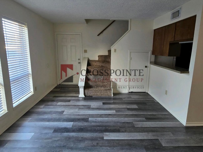 Building Photo - Schedule Your Tour Today! Newly Updated 2/1.5 Townhome in Longview
