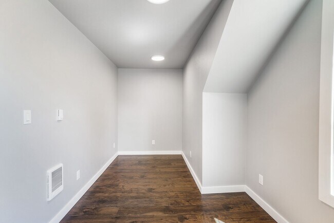 Building Photo - 415 S 11th St