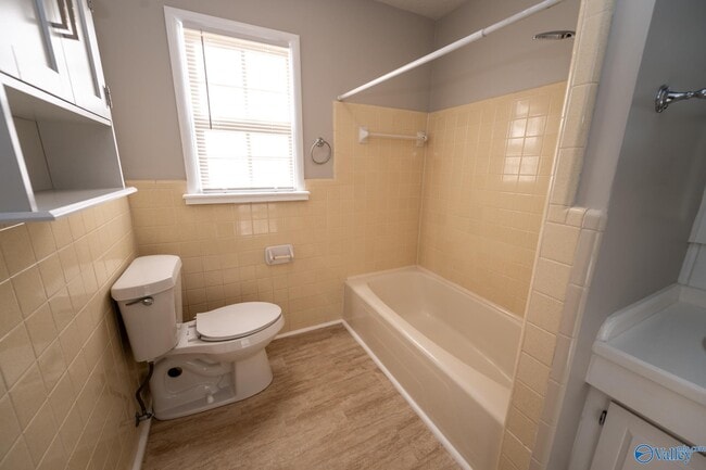 Building Photo - 2215 Fairfax St NE