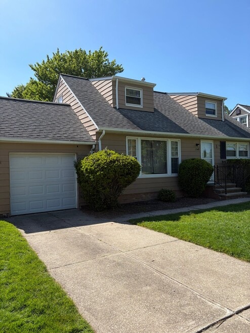 Building Photo - 1348 Beaconfield Rd