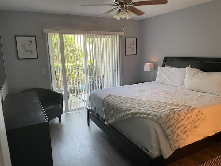 Master bedroom with screened-in lanai - 850 S Tamiami Trl