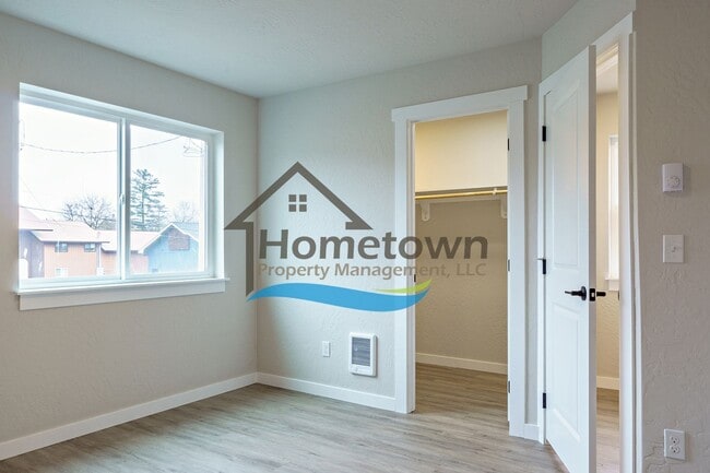 Building Photo - 3 Bedroom Home with 1.5 Bathrooms and an A...