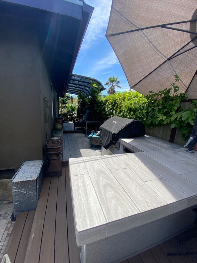 Building Photo - 2414-18 Monroe Ave