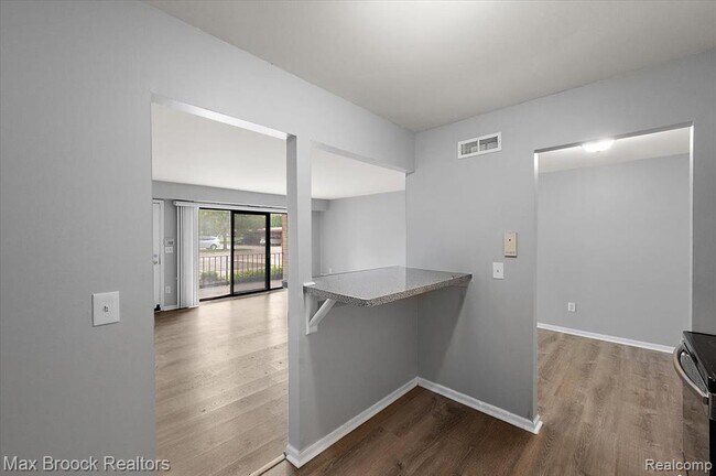 Building Photo - 23673 Village-House Dr S