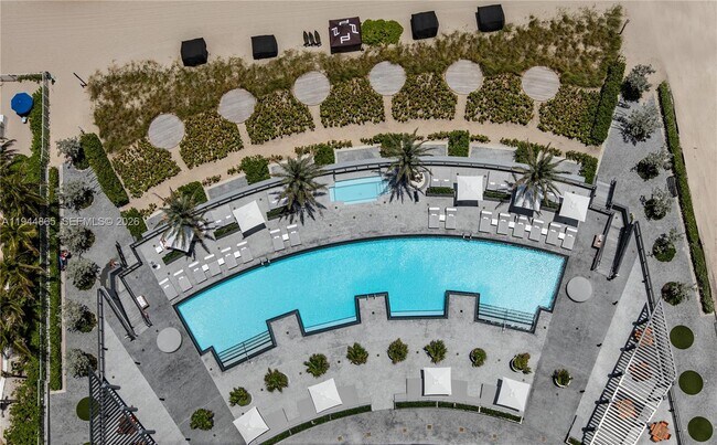 Building Photo - 18555 Collins Ave