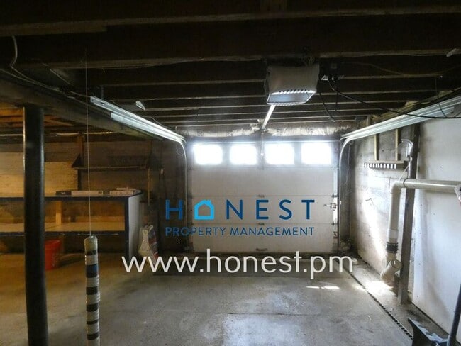 Building Photo - 523 Memorial Dr