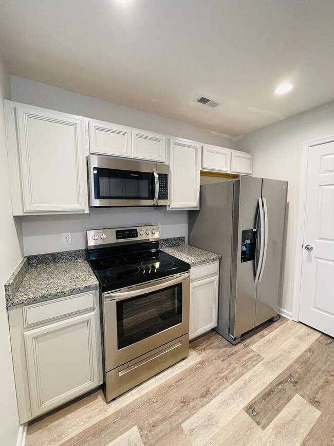 Building Photo - Like New Townhouse for Rent