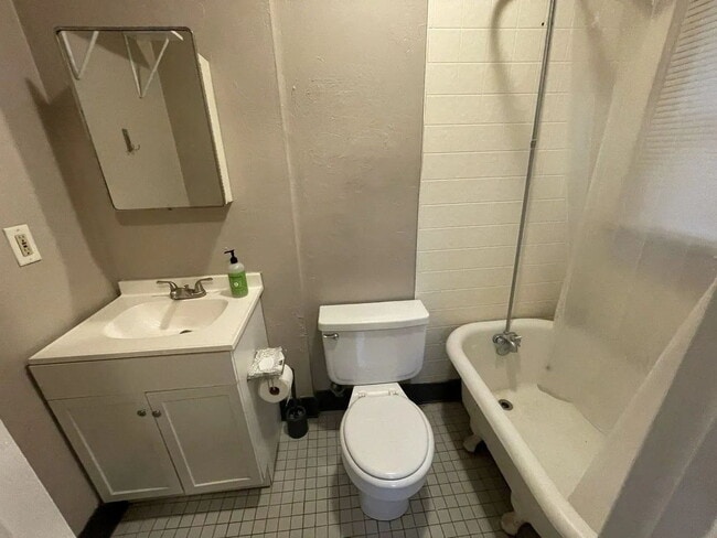 Building Photo - Affordable 1/1 next to Cascades Park!