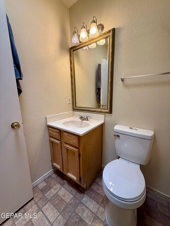 Building Photo - 12118 Royal Woods Dr