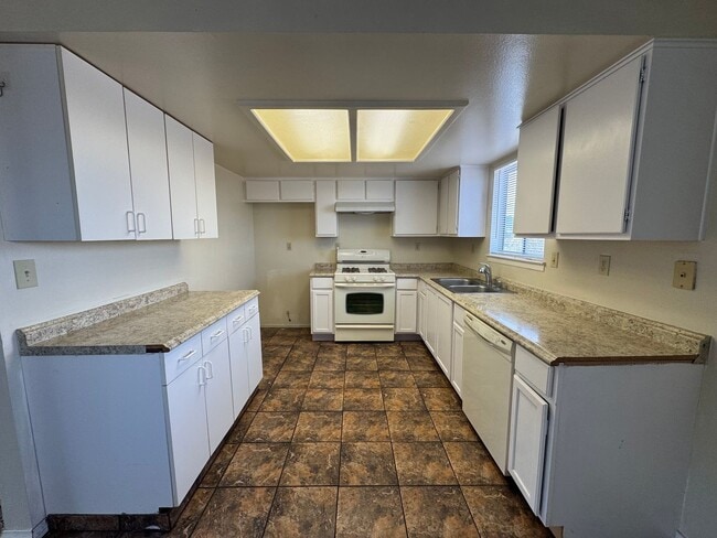 Building Photo - JUST REDUCED! Apple Valley Home in Sycamor...