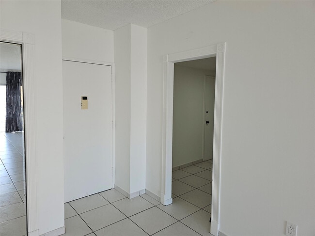 Building Photo - 500 Bayview Dr