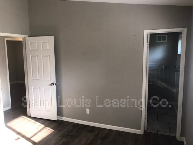 Building Photo - 370 St Edward Ln