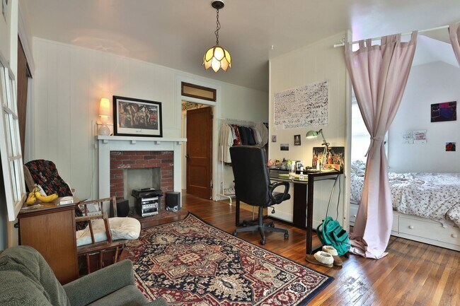 Building Photo - 4 Bedroom North Campus Newly Remodeled Hou...
